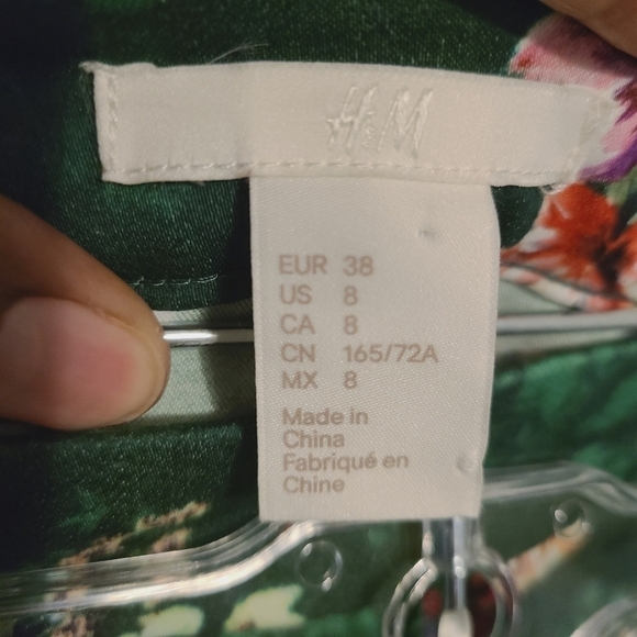 H&M | Women's Green Floral Pull-on Style Straight Ankle Pants (Size 8) - Picture 2 of 15